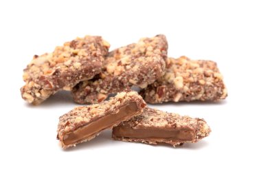 Şık çikolata kaplı, beyaz bir arka planda fındıkla kaplı İngiliz şekerlemesi.