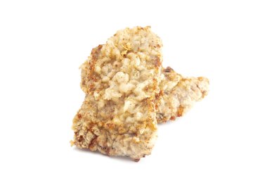 İki parça kızarmış tavuk, beyaz arka planda geyik eti.