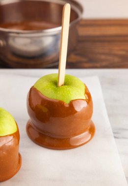 El yapımı ev yapımı karamelli elmalar