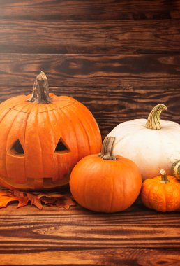 Tahta bir masanın üzerine oyulmuş bir fener. 