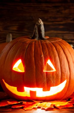 Tahta bir masanın üzerine oyulmuş bir fener. 