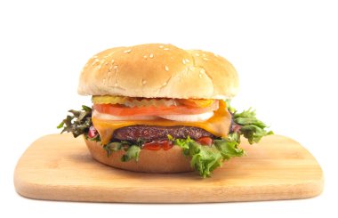 Beyaz bir arkaplandaki her şeyiyle mükemmel bir sığır burger.