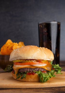 Buzlu sodayla mükemmel bir sığır etli hamburger.