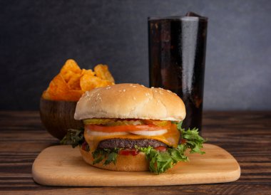 Buzlu sodayla mükemmel bir sığır etli hamburger.