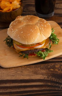 Buzlu sodayla mükemmel bir sığır etli hamburger.