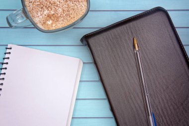 Kişisel İncil Çalışması için hazırlanan Tahta Masa üzerindeki İncil.