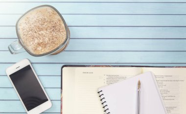 Kişisel İncil Çalışması için hazırlanan Tahta Masa üzerindeki İncil.