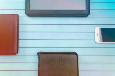 İncil 'i inceleyen dört kişilik bir grup Tablet Telefon ve Kağıt İncil kullanıyor.