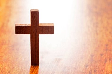 İsa 'nın Haçı Arkadan aydınlatıldı.