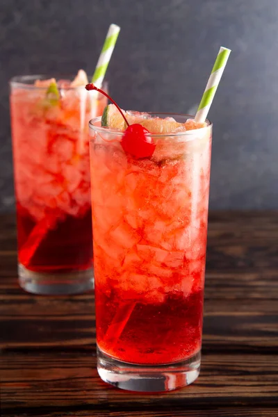 Glas Koude Verfrissende Kersenlimeade Een Houten Tafel — Stockfoto