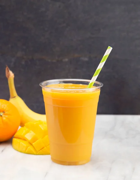 Portakallı Mango Muzlu Içecek — Stok fotoğraf