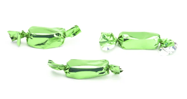 Grün Verpackte Süßigkeiten Auf Weißem Hintergrund — Stockfoto