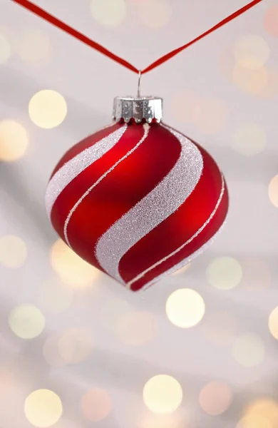 明るい背景を持つクリスマスの飾りをぶら下げる — ストック写真