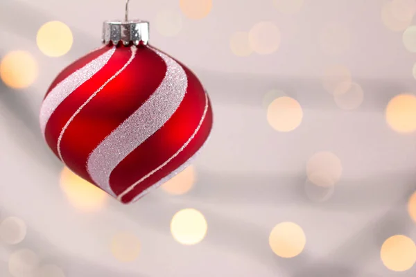 明るい背景を持つクリスマスの飾りをぶら下げる — ストック写真