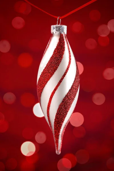 Hanging Teardop Ornamento Natale Con Uno Sfondo Rosso — Foto Stock