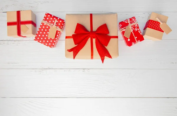 Línea Regalos Envueltos Una Mesa Blanca —  Fotos de Stock