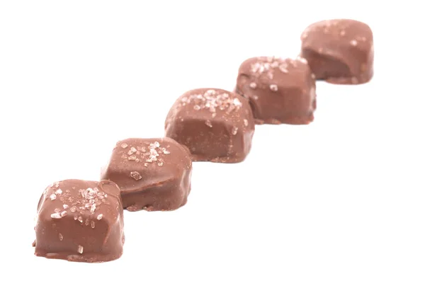 Pièce Caramel Salé Recouvert Chocolat Avec Sel Saupoudré Sur Dessus — Photo