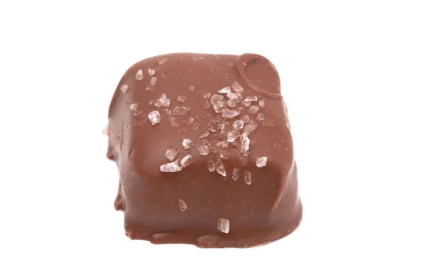 Кусок Шоколадной Соленой Карамели Посыпанной Солью Сверху — стоковое фото