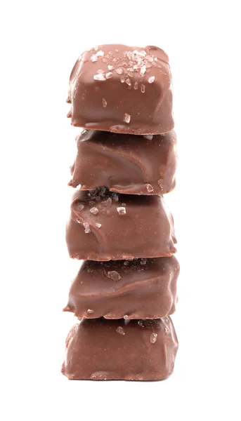 Potongan Cokelat Disamarkan Asin Karamel Dengan Ditaburi Garam Atas — Stok Foto