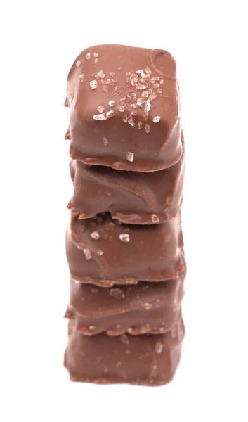 Potongan Cokelat Disamarkan Asin Karamel Dengan Ditaburi Garam Atas — Stok Foto