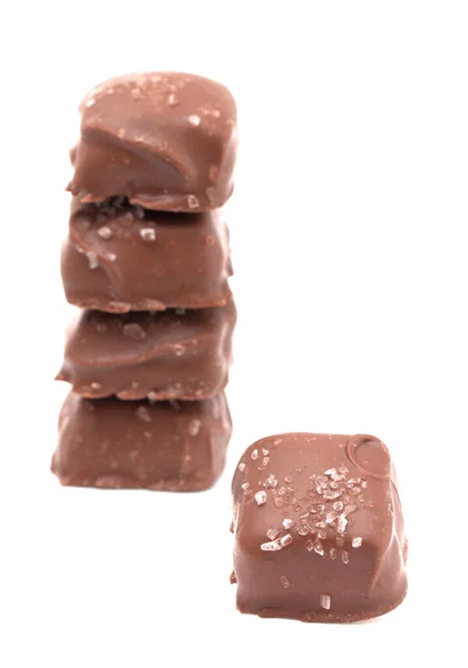 上に塩を振りかけたチョコレートカバーキャラメルのピース — ストック写真