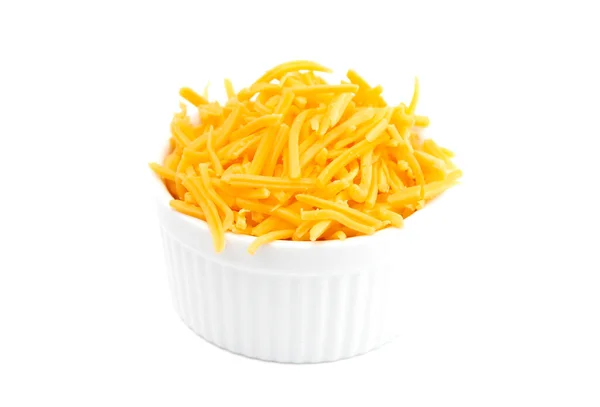 Beyaz arka planda bir kase ızgara Cheddar peyniri.  