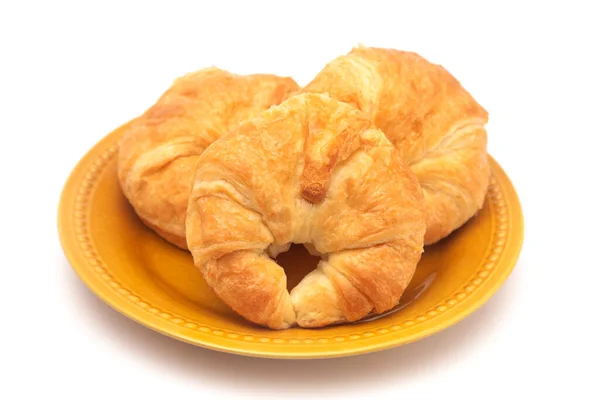 Drie Vers Gebakken Franse Croissants Een Gele Plaat — Stockfoto