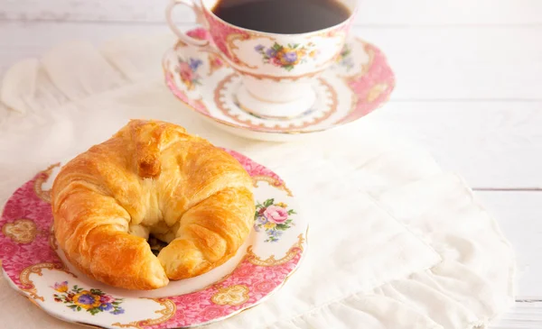 Croissant Burro Appena Sfornato Sdraiato Sul Tavolo Colazione Con Caffè — Foto Stock