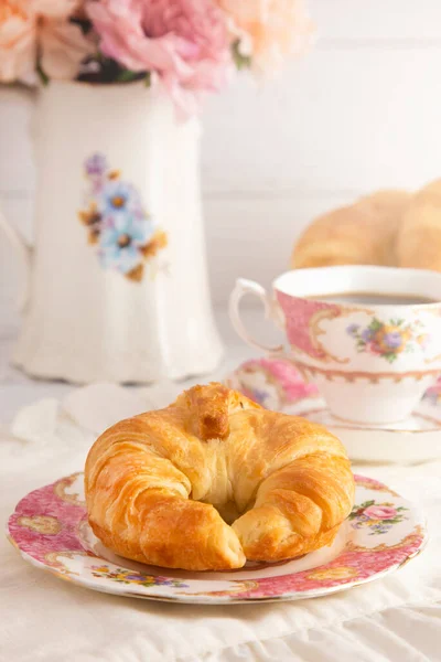 Croissant Burro Appena Sfornato Sdraiato Sul Tavolo Colazione Con Caffè — Foto Stock