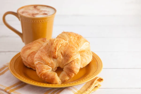 Tres Croissants Franceses Para Desayunar Con Café Con Leche Rematado — Foto de Stock