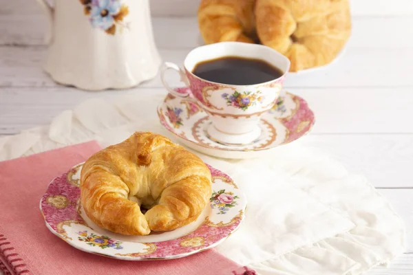 Croissant Burro Appena Sfornato Sdraiato Sul Tavolo Colazione Con Caffè — Foto Stock