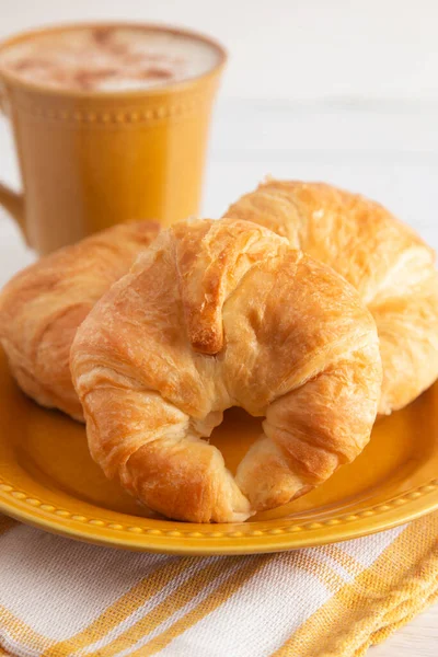 Tres Croissants Franceses Para Desayunar Con Café Con Leche Rematado — Foto de Stock