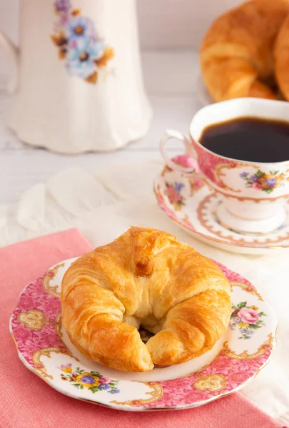 Croissant Burro Appena Sfornato Sdraiato Sul Tavolo Colazione Con Caffè — Foto Stock