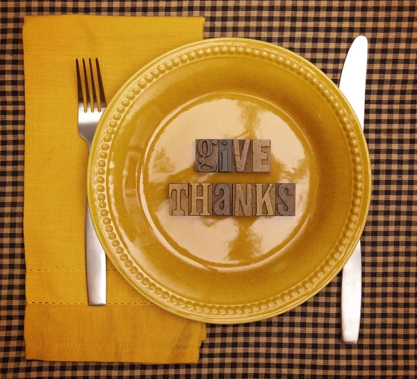 Geben Sie Danke Buchstabiert Auf Einem Teller Set Für Thanksgiving — Stockfoto