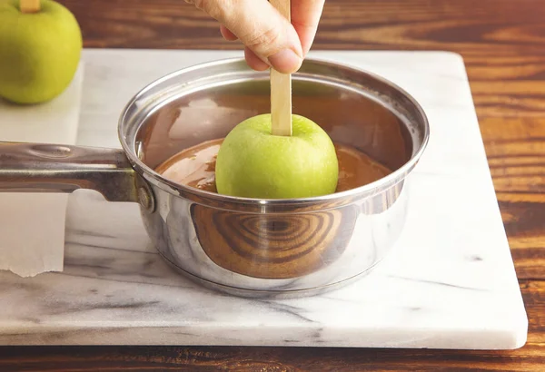 Someone Dipping Homemade Caramel Apples Hot Caramel — 스톡 사진