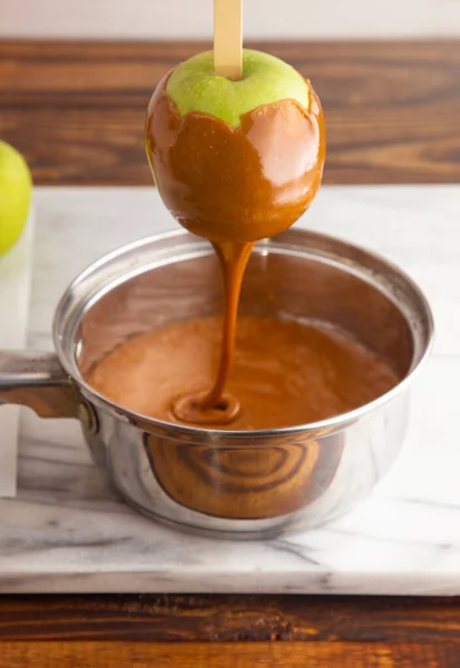 Caramel Flowing Hand Dipped Homemade Caramel Apples — 스톡 사진