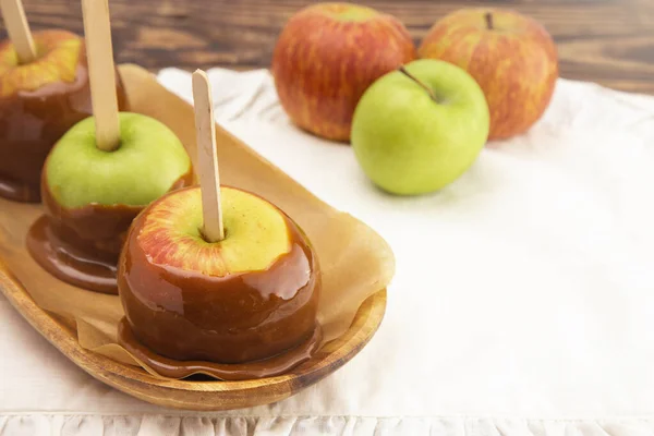 Row Three Hand Dipped Homemade Caramel Apples White Tablecloth — Stock Photo, Image