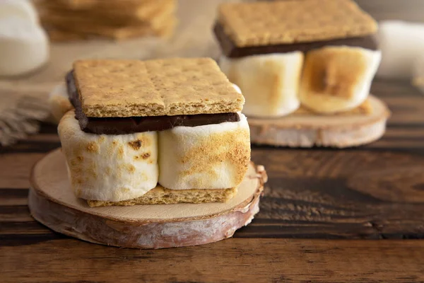 Tahta Masa üzerinde ev yapımı Smores Mükemmel Kamp Muamelesi