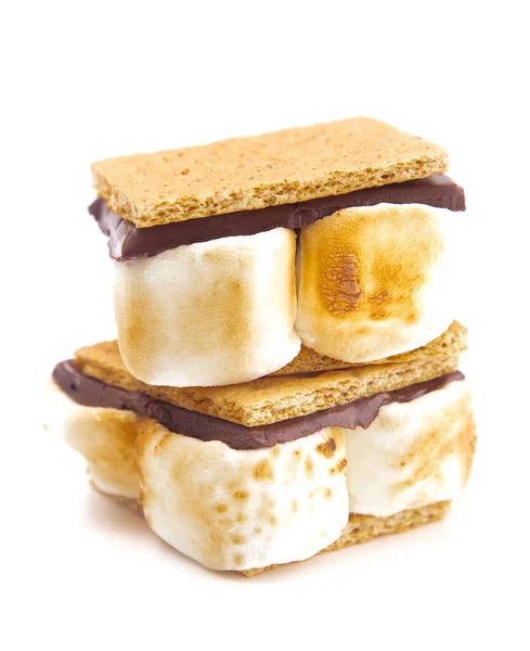 Två Hemmagjorda Smores Isolerad Vit Bakgrund — Stockfoto