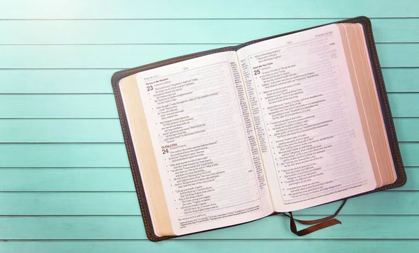 Una Biblia Una Mesa Madera Para Estudio Personal Biblia — Foto de Stock