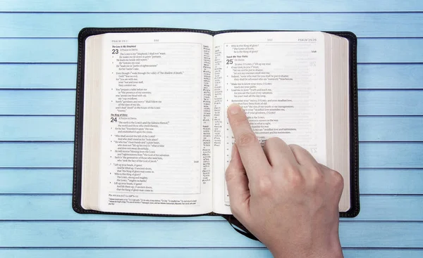Una Bibbia Una Tavola Legno Preparati Uno Studio Biblico Personale — Foto Stock