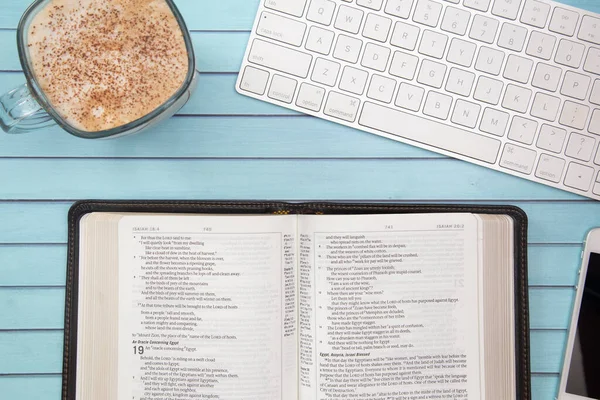 Una Bibbia Una Tavola Legno Preparati Uno Studio Biblico Personale — Foto Stock