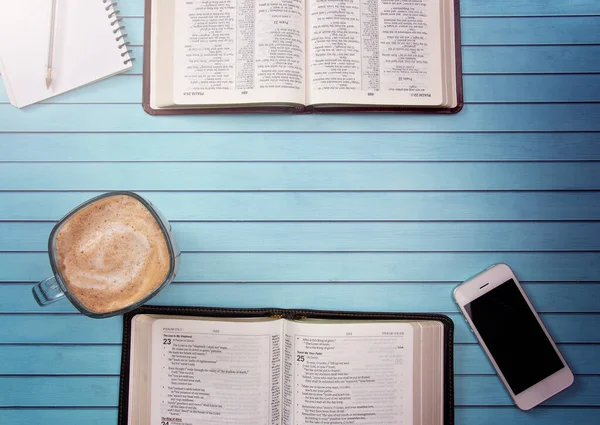 Two People Studying Together Using Smart Phones Resource — Stock Photo, Image