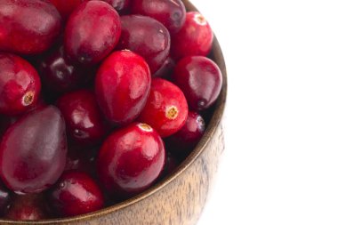 Beyaz Arkaplanda Taze Yuvarlak Kırmızı Kızılcıklar