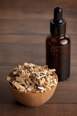 Willow Bark doğada bulunur ve çeşitli hastalıklar için tıbbi olarak kullanılır. 