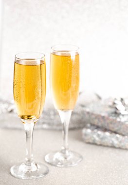 Gümüş Parıltılı Arkaplanda İki bardak Şampanya