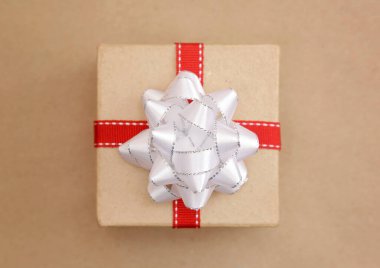 Eşleşen Arkaplanda Tek Bir Basit Paketli Sunum