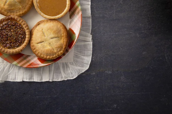 Set Tavola Vacanza Con Vari Sapori Torte Appena Sfornate — Foto Stock