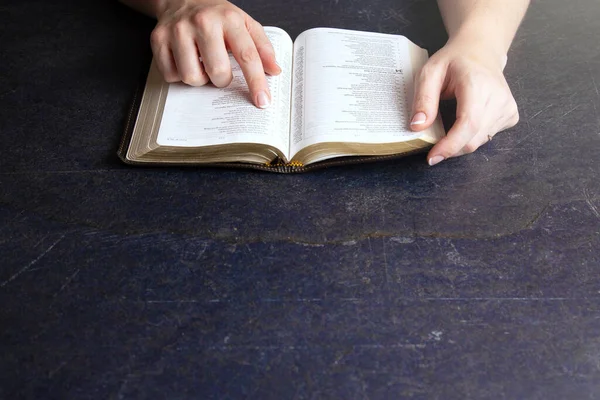 Una Mujer Estudiando Biblia Una Mesa Oscura — Foto de Stock