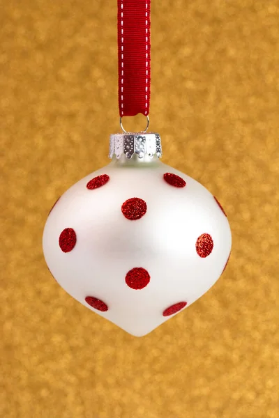 Delicado Ornamento Natal Vermelho Branco Brilhante Pendurado Uma Fita — Fotografia de Stock